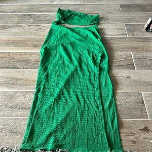 Body con green dress with a slit in the leg and cut out